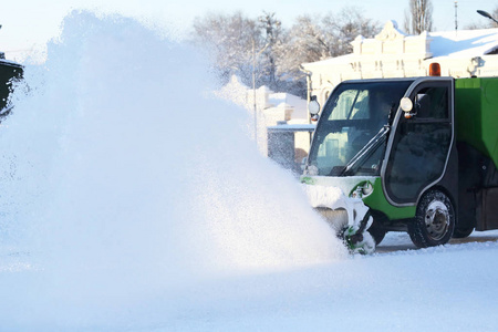 特殊的雪机清除城市街道上的雪