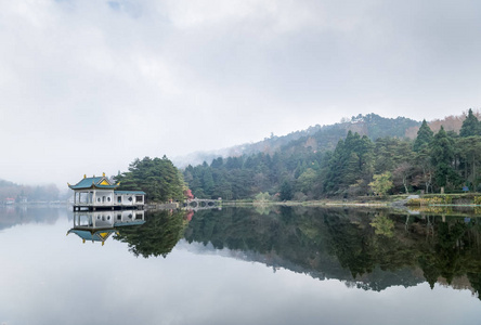 湖上传统亭子的鲁山景观图片