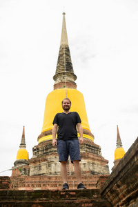 在泰国大城府度假的留胡子的年轻旅游男子