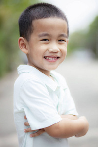 亚洲孩子幸福的情感脸的牙齿笑脸