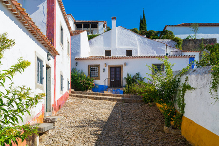 葡萄牙奥比多斯老城舒适狭窄的街道。