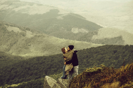 浪漫的情侣，在山顶上