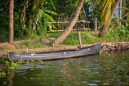 印度喀拉拉邦运河系统上的停泊船