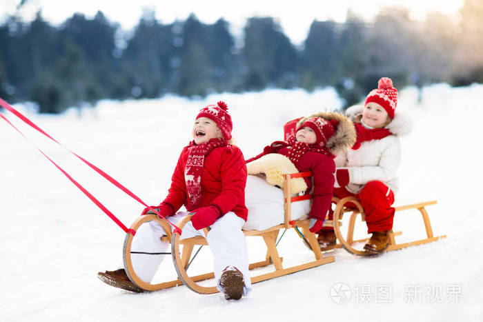 孩子们在雪橇上儿童雪橇.冬天雪乐趣