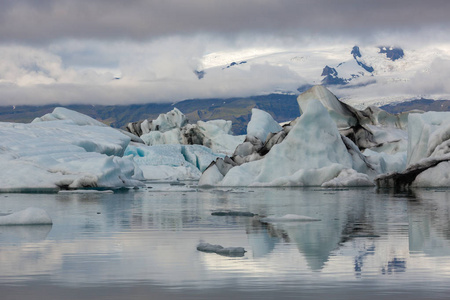 冰岛埃库萨尔隆冰川泻湖中的冰山