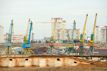 大量起重机在一座大型建筑上建造。