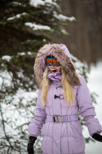 女孩在雪地里玩耍