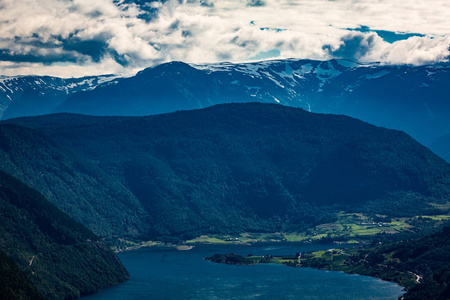 从Sognefjorden的高处俯瞰全景