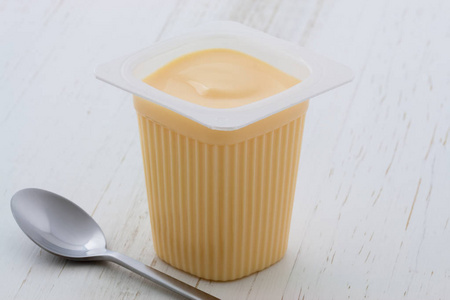 美味的商业法国奶油式酸奶与所有的水果混合在过程中。 复古造型。