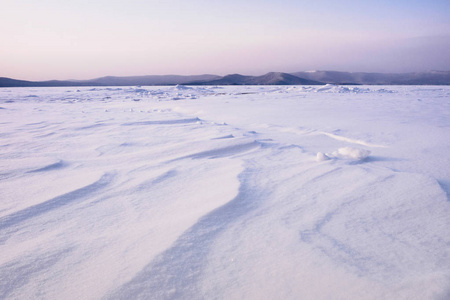 冰雪覆盖的冰冻湖的美丽景观。 俄罗斯乌拉尔南部的图尔戈亚克湖。