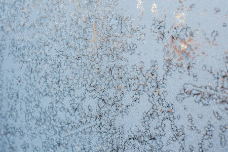 窗户上的霜冻造成的图案。 严冬背景照片