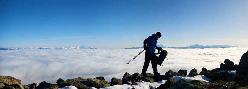 带背包徒步旅行的游客徒步旅行者在岩石山后景