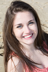 暑假期间，一位美丽的年轻女子在海滩上