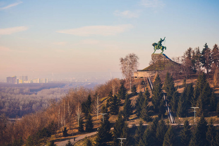 萨拉瓦特尤拉耶夫纪念碑, 乌法, 巴什科尔托斯坦, 俄罗斯日落, 鸟眼景观
