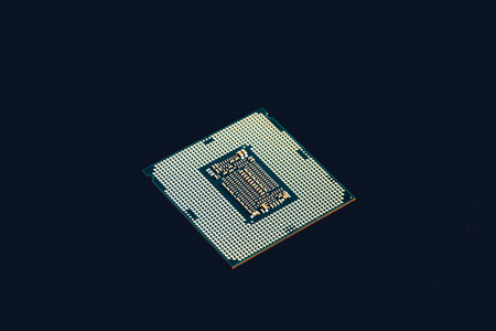 电子收藏从底部一侧分离在黑色背景上的 Cpu