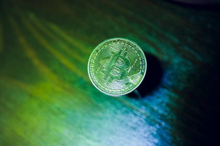 在后台的人燃烧的比特币符号。货币市场货币交