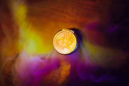 在后台的人燃烧的比特币符号。货币市场货币交