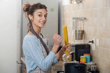 一个年轻漂亮的黑发女人在厨房做饭