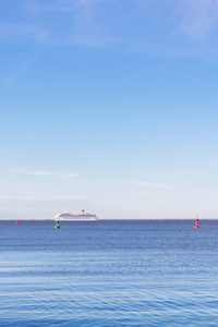 在芬兰湾航行的白色班轮