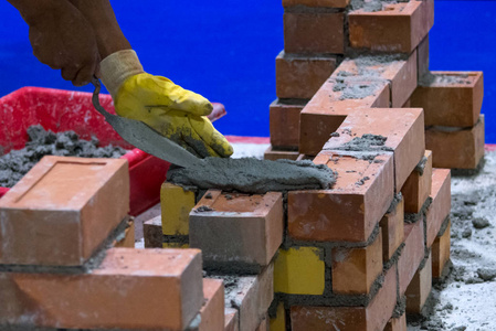 砖匠安装砖砖工人安装砖砌体外墙用石腻子针织。