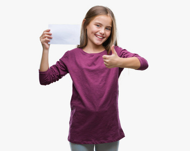 年轻漂亮的女孩拿着空白纸卡，在孤立的背景上，开心地大笑着，做着，好的，用手指签个字，好的，好的