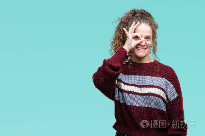 在孤立的背景上做着好的手势,用手微笑的眼睛透过手指看着快乐的脸