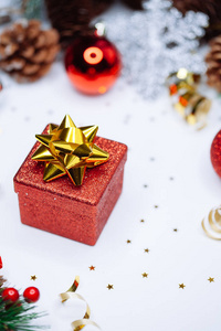 圣诞卡红色礼品盒和冷杉树枝，白色背景上有银色和红色的圆锥形和圣诞球