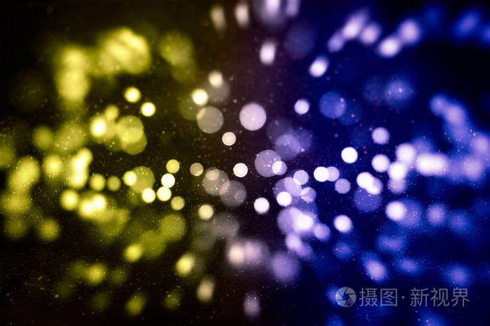 抽象模糊和银色闪闪发光的灯泡灯光背景:模糊的圣诞壁纸装饰概念.