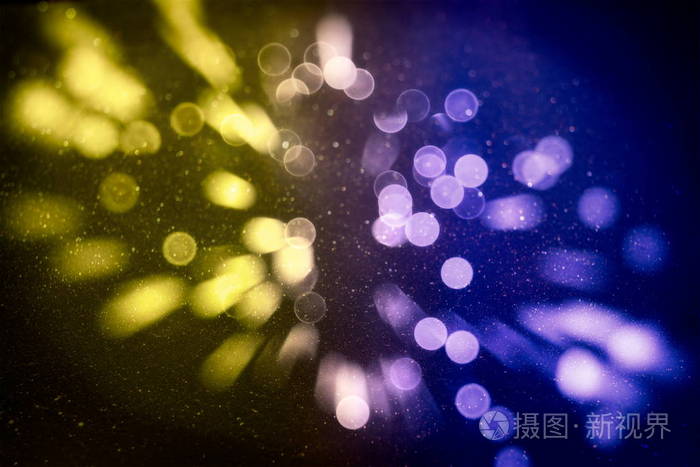 抽象模糊和银色闪闪发光的灯泡灯光背景:模糊的圣诞壁纸装饰概念.