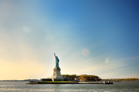 从哈德逊河的渡船上看到的自由雕像。 纽约的象征。