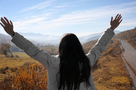 女旅行者在宁静的群山中自由自在