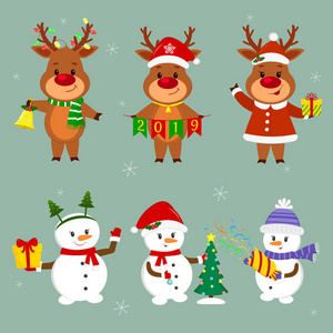 新年和圣诞卡。一套三个雪人和三个鹿字符在不同的帽子和姿势在冬天。圣诞树, 盒子与礼物, 饼干, 钟。动画片样式, 向量