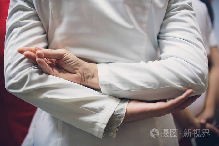 医生双手夹在背后交叉双臂在背后, 医生.美丽的手