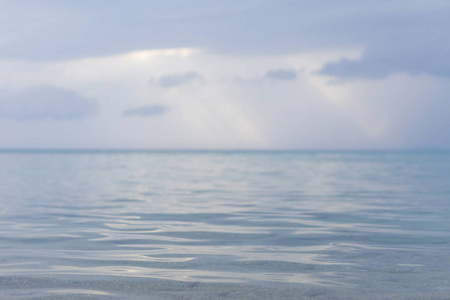 阴天的海水波浪自然背景。 阴天夏季的海景。