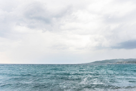 阴天的海水波浪自然背景。 阴天夏季的海景。