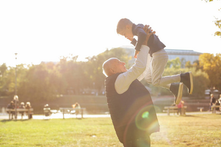 爷爷和孙子一起在公园度过快乐的时光