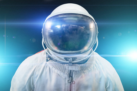 宇航员或宇航员或太空服和头盔与蓝光的影响