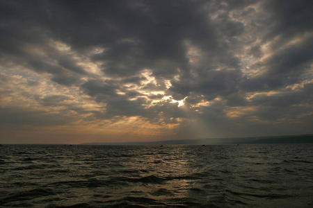 日落时水面上戏剧性的云层景观