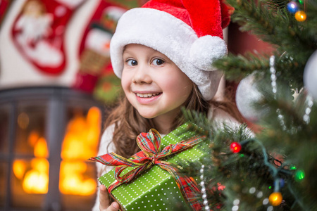 戴圣诞帽的小女孩带着圣诞派对礼物
