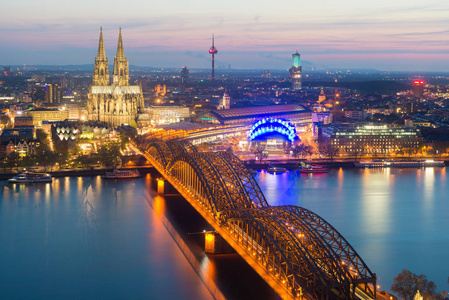 古龙水与古龙水大教堂的图像在黄昏蓝色的时间在德国。