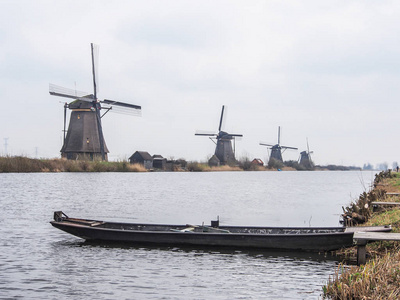 荷兰著名旅游景点kinderdijk的风车和运河乡村景观