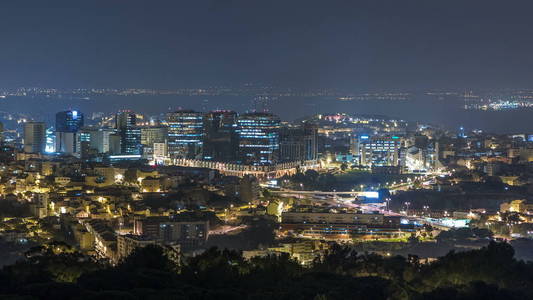 从孟山都夜的角度俯瞰里斯本和阿尔马达的全景。 空中俯视交通