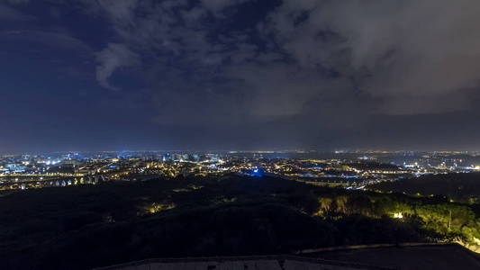 从孟山都夜的角度俯瞰里斯本和阿尔马达的全景。 空中俯视交通