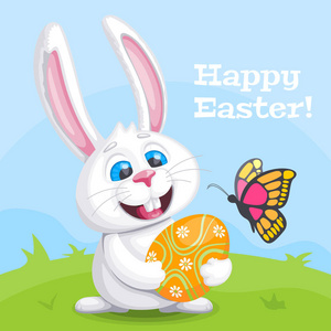 快乐复活节卡片的概念。 可爱的兔子手里拿着大彩蛋在绿色的田野上。 卡通风格的矢量插图。