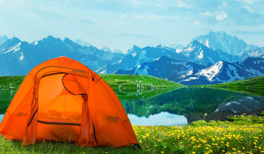 旅游帐篷露营在山上
