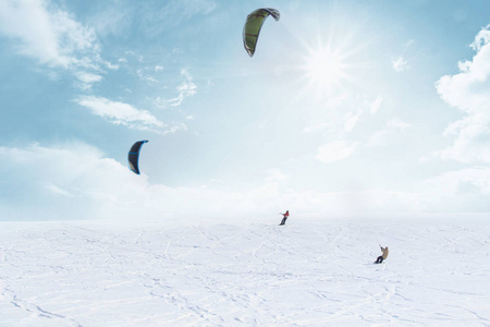滑雪板与风筝免费乘坐。 冬日的阳光