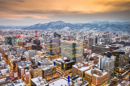 北海道日本札幌市中心天际线从上面黄昏。