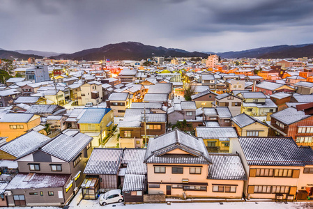 日本石川岛冬季天际线在黄昏。