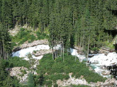 欧洲奥地利山脉中的野溪石