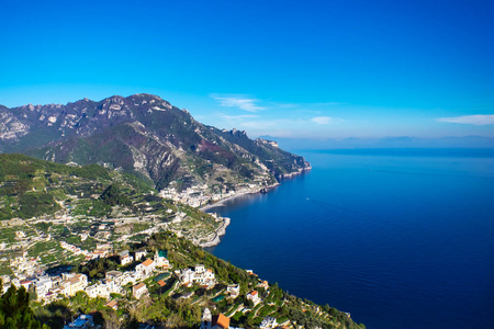 在美丽的夏日里，意大利马尔菲海岸的麦奥里全景